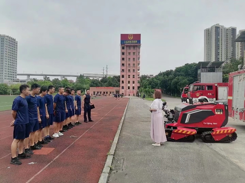 舉升搶險(xiǎn)主戰(zhàn)消防車、全地形消防滅火機(jī)器人巡展演示圓滿結(jié)束